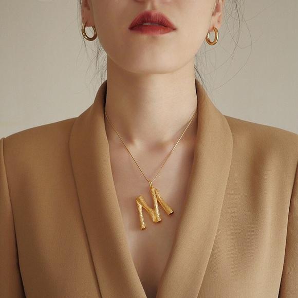 The Must Have Minimalist Golden Hoop Earrings - Picture 5 of 7